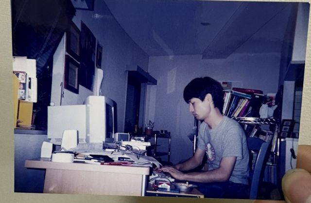 1999年ごろ、自宅で仕事をしている梅本さん
