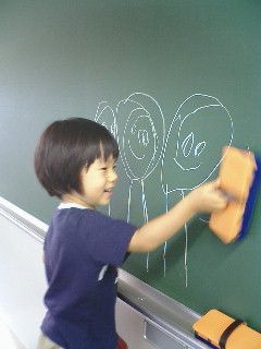 梅本さんの大学院で黒板に絵を描いて遊ぶ息子