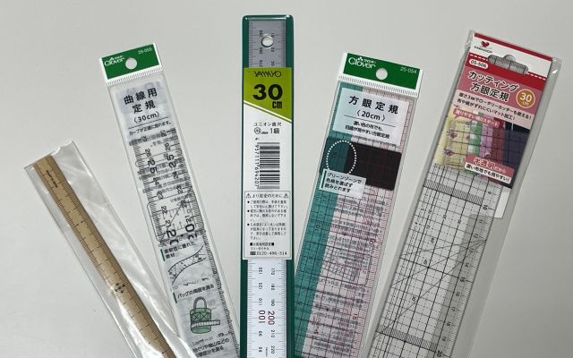 日本紐釦貿易株式会社で取り扱いのある各種定規＝同社提供