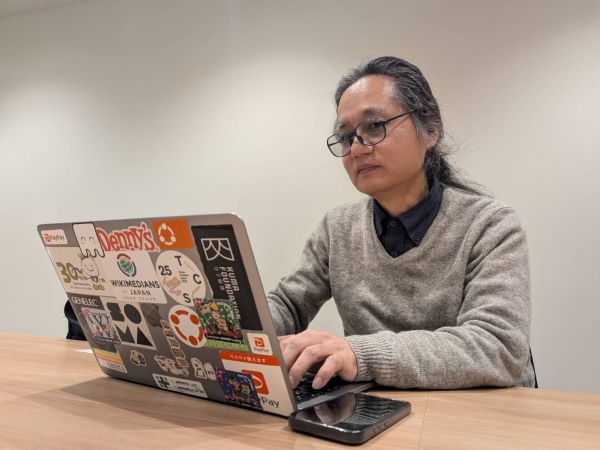 カメラをキメ顔する梅本さん