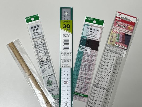 日本紐釦貿易株式会社で取り扱いのある各種定規＝同社提供