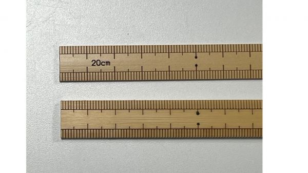 上が国産、下が海外産の竹尺＝日本紐釦貿易株式会社提供
