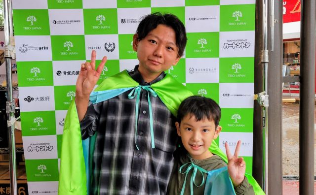 臓器移植のイベントで記念撮影する横山さん（左）＝横山さんの父提供