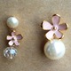 シンプルなパールとフラワーピアス