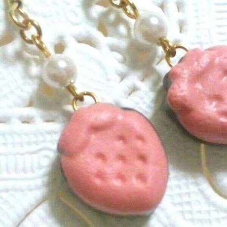イチゴチョコのピアス★プラリネショコラ
