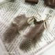 フェザーシェルストーンピアス