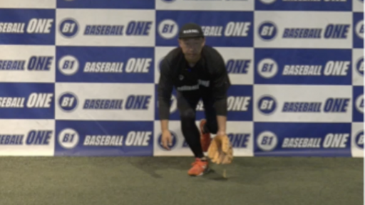 【野球 練習メニュー】軸足に乗せた形からの捕球を覚える練習方法