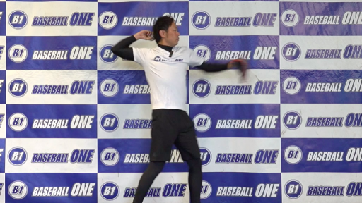 【野球  練習メニュー】腕を大きく使うための練習方法「後ろに下がりながら投げる」