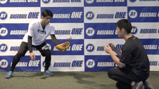 【野球 練習メニュー】状況に応じたグラブトスを行う練習方法