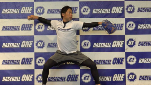 【野球 練習メニュー】骨盤を前傾させる練習方法「横に歩いて投げる」