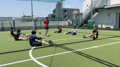 【サッカー  練習メニュー】ウォーミングアップ・ボールをよけて走ろう(屋内+幼児、低学年向け)
