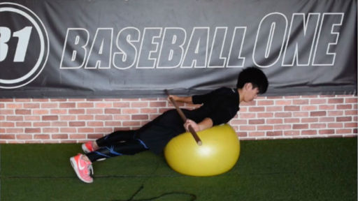 【野球  練習メニュー】バランスボール 肩甲骨前後