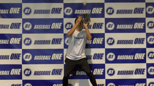 【野球 練習メニュー】高いバウンドの捕球位置を覚える練習方法