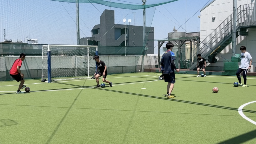 【サッカー  練習メニュー】ウォーミングアップ・2つの動きをボールを使って行う(低学年向け)