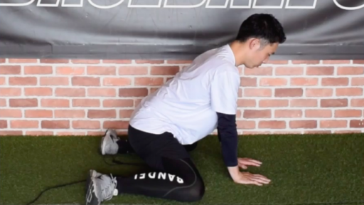 【野球 練習メニュー】股関節を内にひねる動きを良くするストレッチ