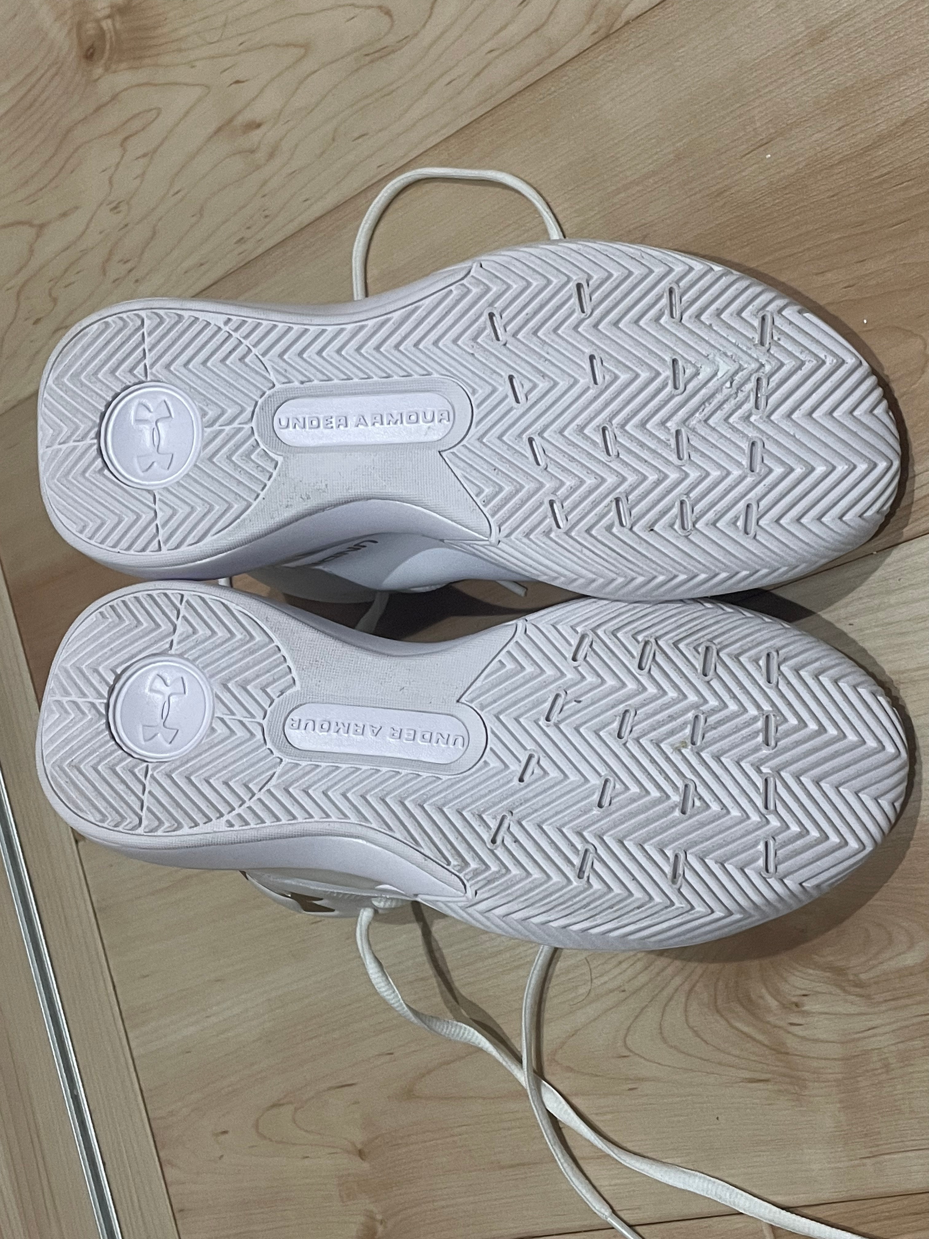 靴底(アウトソール)の形が違う？