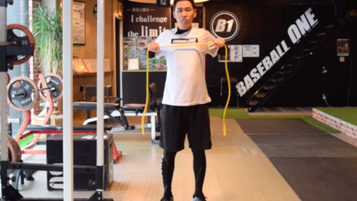 【野球 練習メニュー】肩周りのチューブトレーニング⑭肩甲骨を寄せる