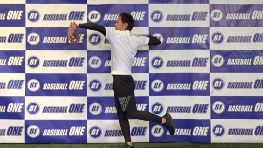 【野球  練習メニュー】腕を大きく使うための練習方法「前足を振ってから投げる」