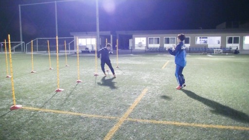 【サッカー 練習メニュー】ボールコントロール_サーキットポールを使って2