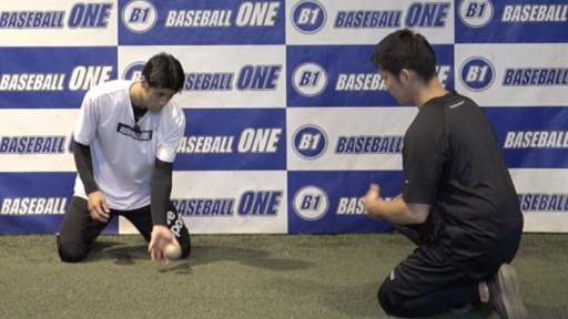 【野球 練習メニュー】前の打球に対するハンドリングを覚えるための練習方法