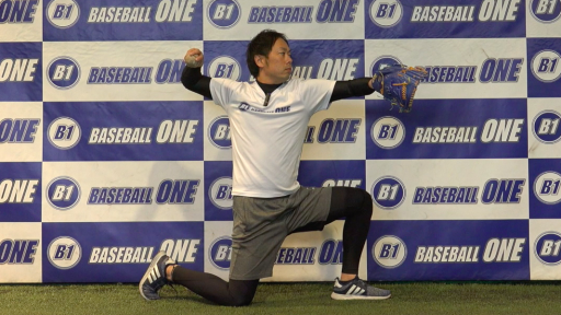 【  練習メニュー】体幹を使って投げる練習方法「軸足の膝を着いて投球」