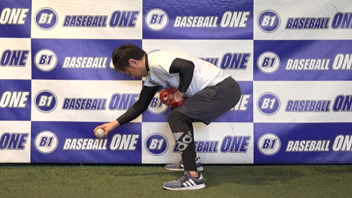 【野球  練習メニュー】手首を強化する練習方法「股の下からボールを投げる」