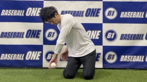 逆シングルでのショートバウンド捕球