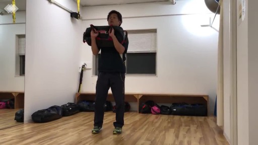 【トレーニング  練習メニュー】アルティメットサンドバッグを使用したトレーニング バックステップランジ&ニーレイズ