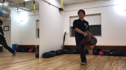 【トレーニング  練習メニュー】アルティメットサンドバッグを使用したトレーニング スイングバックステップランジ