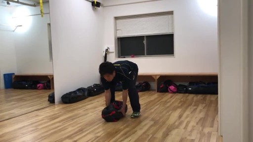 【トレーニング  練習メニュー】アルティメットサンドバッグを使用したトレーニング 肩担ぎランジバリエーション&ニーレイズ