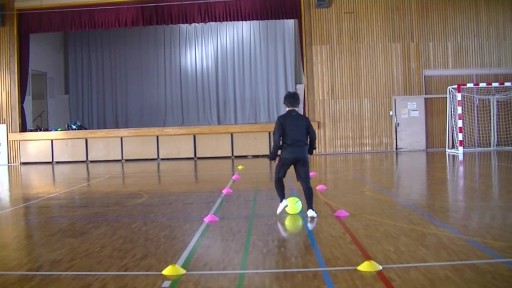 【サッカー  練習メニュー】サッカーが上手くなるフットサル ドリブルストップ「ボールタッチ前」