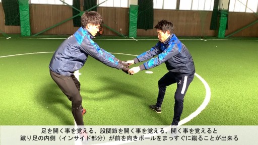 【サッカー  練習メニュー】股関節のストレッチ(1)((開く)