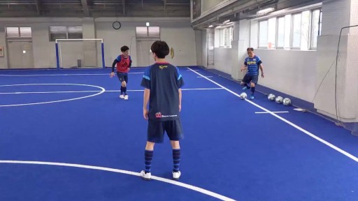 【フットサル 練習メニュー】自宅で学ぶ個人戦術(攻撃、味方に前を向かせるパスを出す)