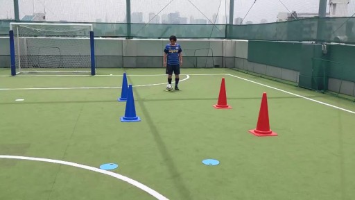 【フットサル 練習メニュー】フェイントをかけながら進む