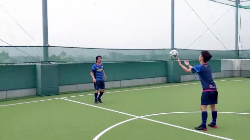 【サッカー 練習メニュー】ボールの落ち際を止める(立ち足の後ろ側で)