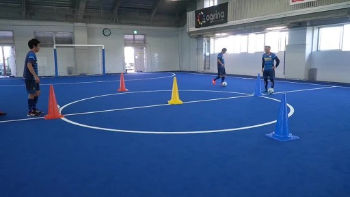 【サッカー  練習メニュー】コーンを周って、キックターゲット