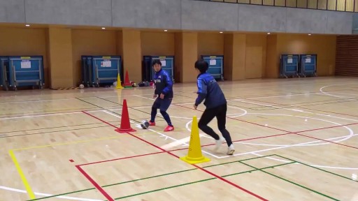 【フットサル 練習メニュー】コーンを使ったドリブル競争