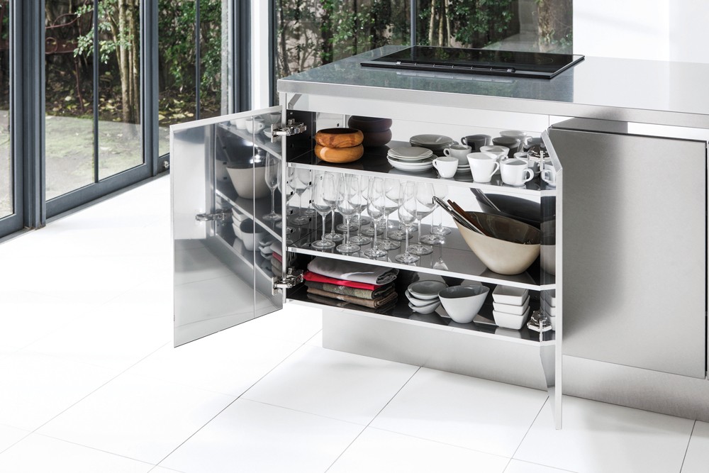 シンプルで無駄のないミラタップのおしゃれなシステムキッチン  