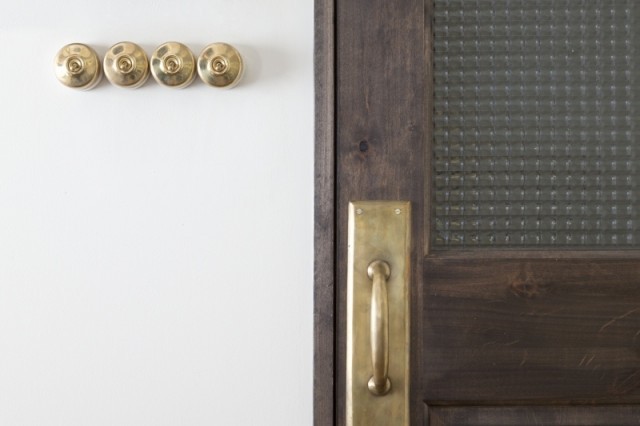 チェッカーガラスで主役級の扉に！ ヴィンテージ風にも、カフェ風にも