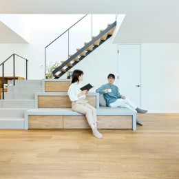 リビングにベンチを取り入れたおしゃれな実例紹介｜SUVACO(スバコ)