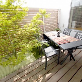 チェッカーガラスで主役級の扉に！ ヴィンテージ風にも、カフェ風にも