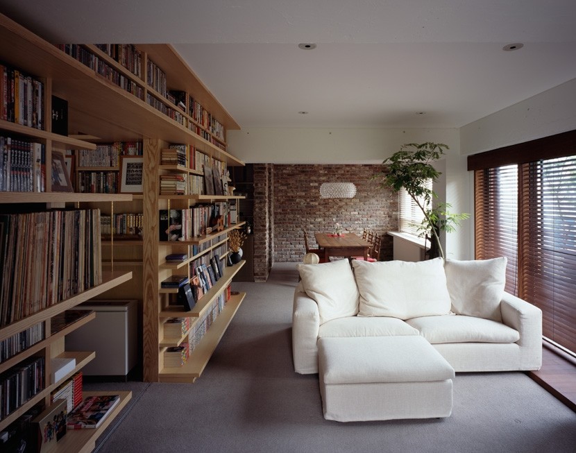 存在感のある大きな本棚のある風景 Suvaco スバコ