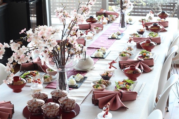 気負わず わが家らしく娘を祝う ひなまつりのしつらえは柔く華やかに 心地よい暮らしのレシピvol 2 Suvaco スバコ