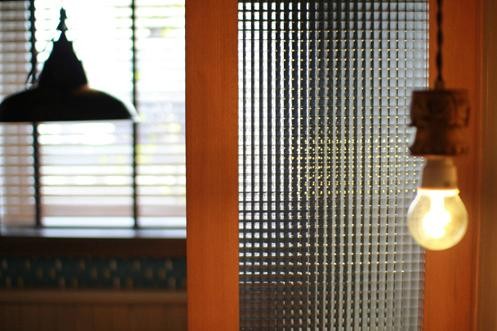 チェッカーガラスでレトロモダンな空間に。効果的な取り入れ方とは