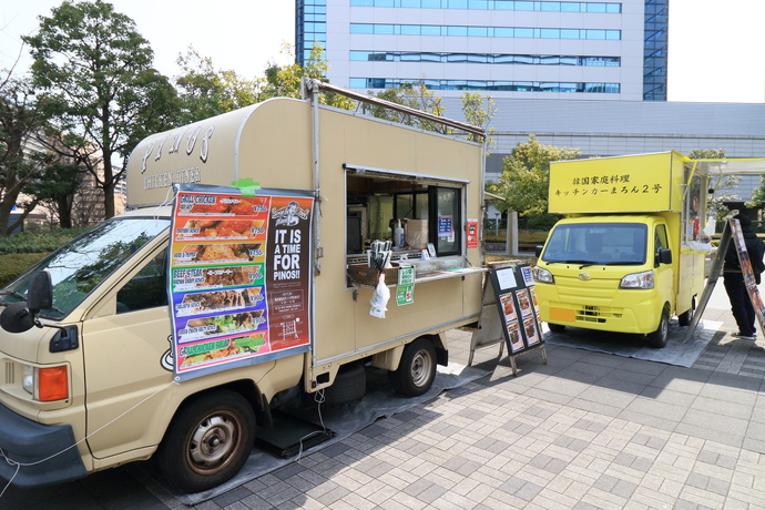 数台並んで営業するキッチンカー