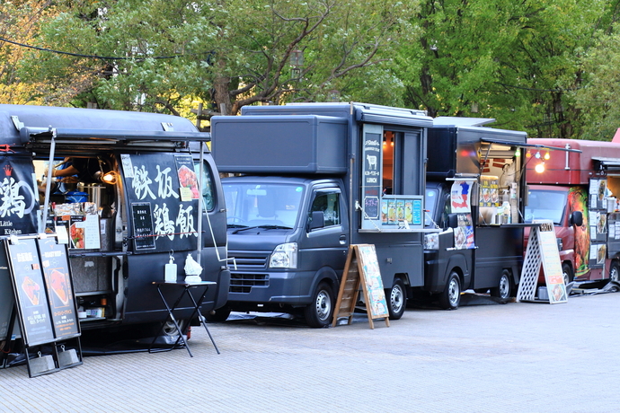 3台並ぶ営業中のキッチンカー