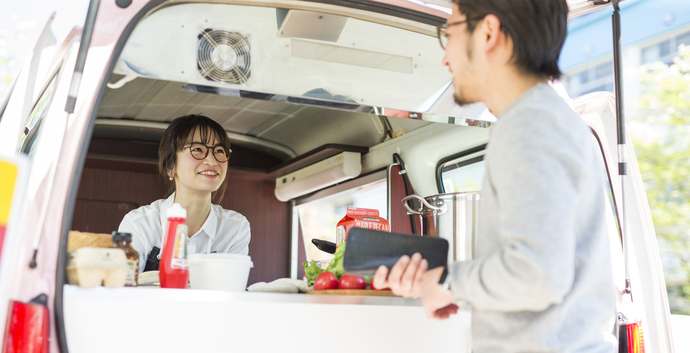 キッチンカーで接客中