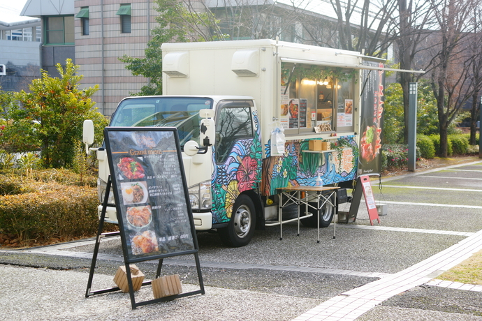 看板でアピールしているキッチンカー
