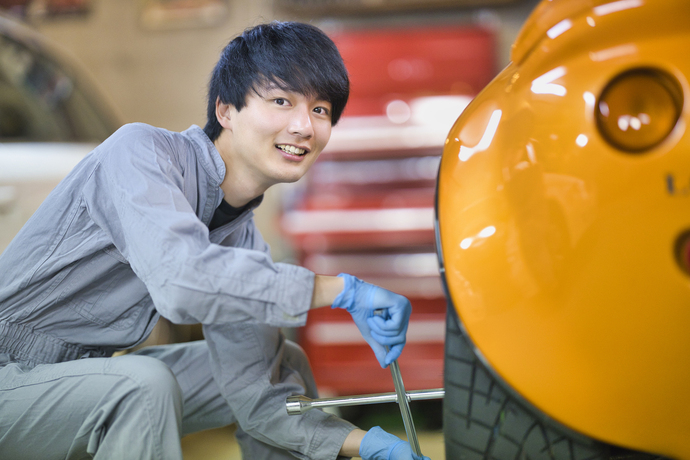 整備を行う男性