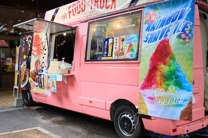 ピンク色の新しいキッチンカー